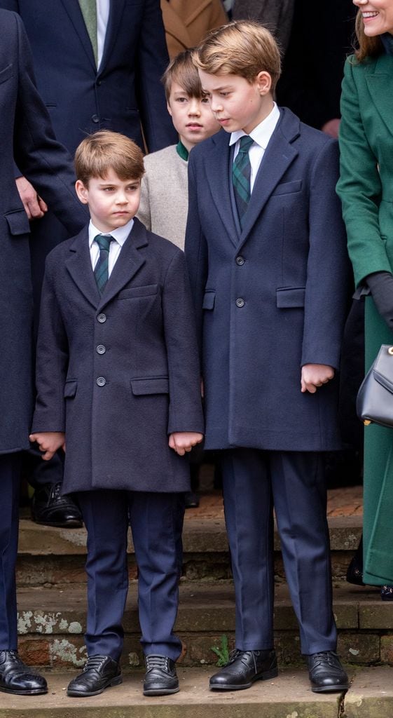El hijo menor de William y Kate muestra señales de confianza y promete destacar en la familia real, según expertos.