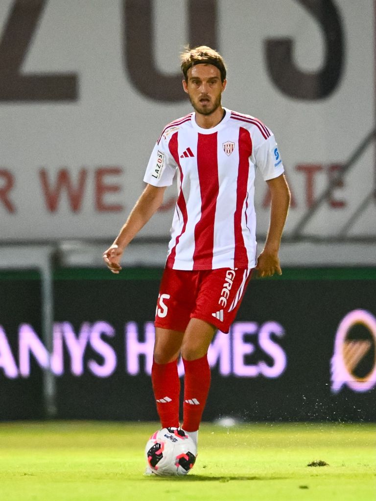 Sergio González con la camiseta de su nuevo equipo el Lea