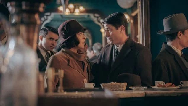 Elena y Julio comienzan con una relación distante y tensa que irá evolucionando a través de los episodios