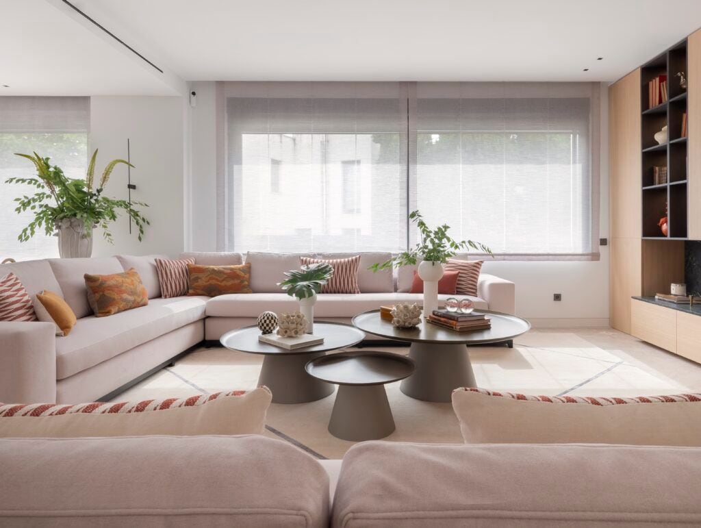 Salón con asientos en forma de U y juego de mesas en el centro