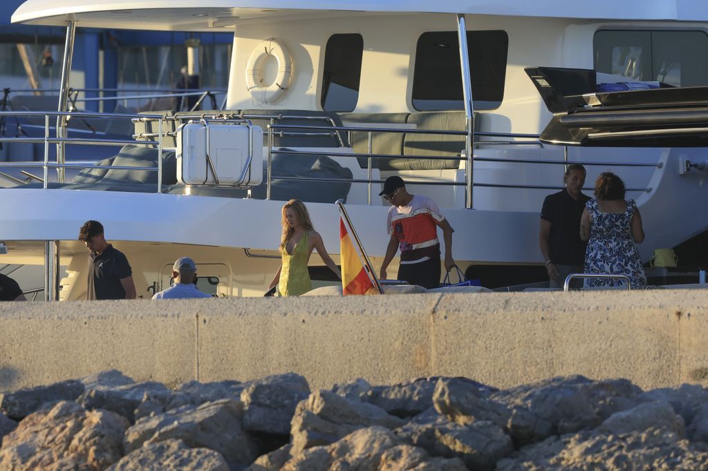 Ester Expósito y Kylian Mbappé bajaron de su yate para tomar el almuerzo.