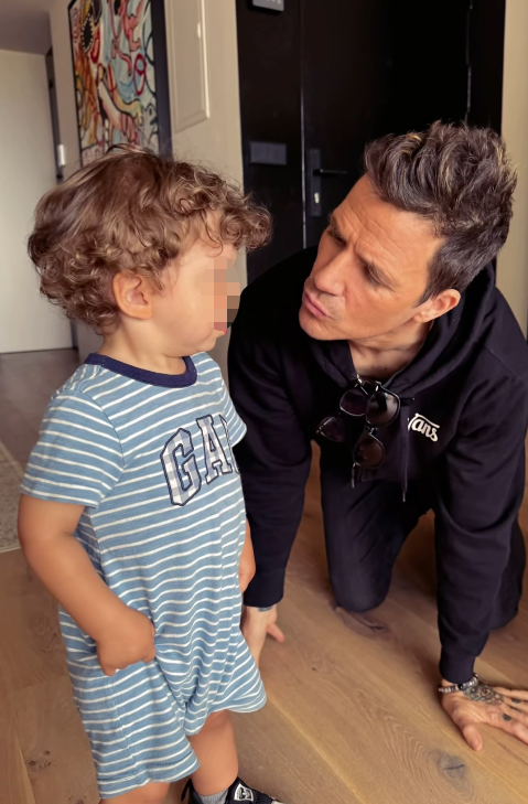 Dani Martín jugando con el pequeño Andy