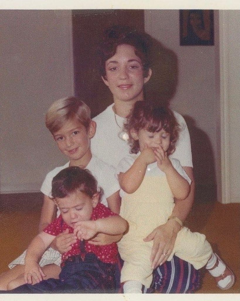 Una foto del baúl de los recuerdos; Jacklyn con Jeff y sus hermanos Mark y Christina.