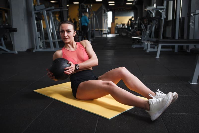 Ejercicios con balón medicinal para tonificar tu cuerpo