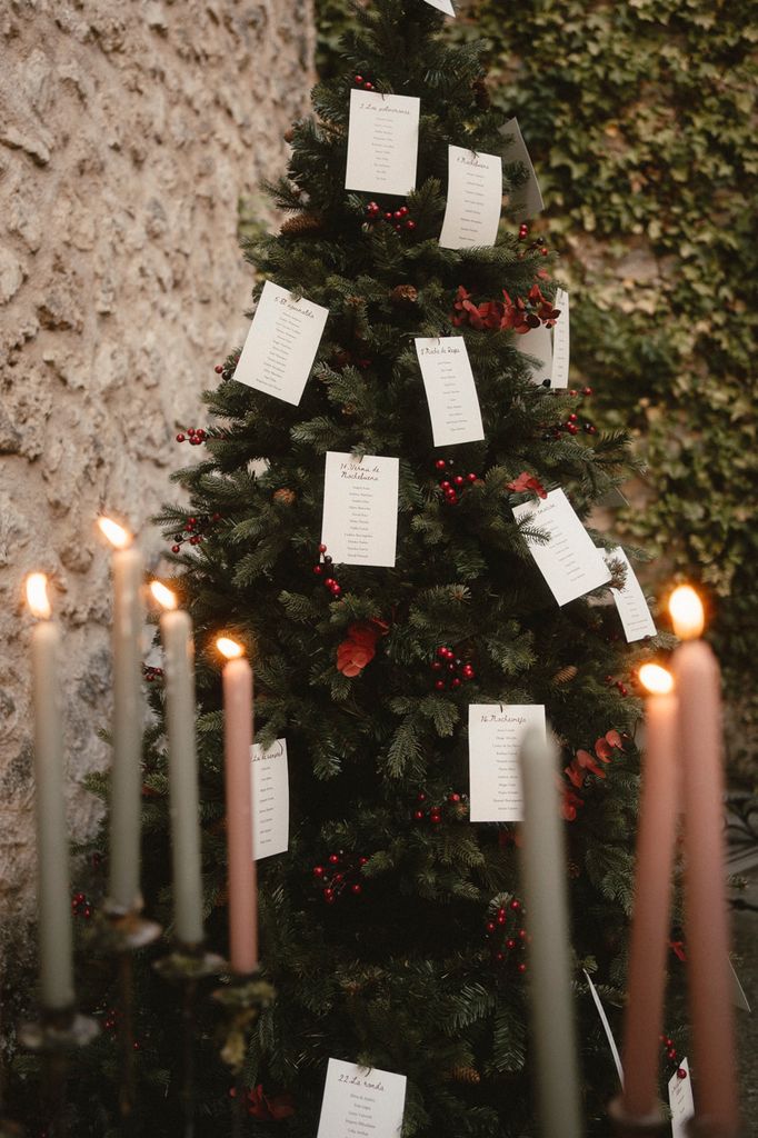 Seating plan motivos navideños en un árbol de Navidad