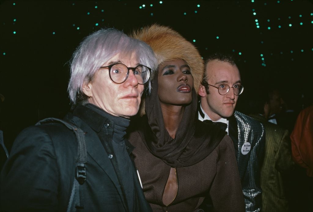 Andy Warhol mantuvo una relación con la cantante jamaiquina Grace Jones y ambos asistieron a la boda de Arnold y Maria