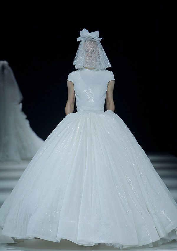 Viktor&Rolf 'Mariage' interpreta el romanticismo actual en su primer desfile mundial