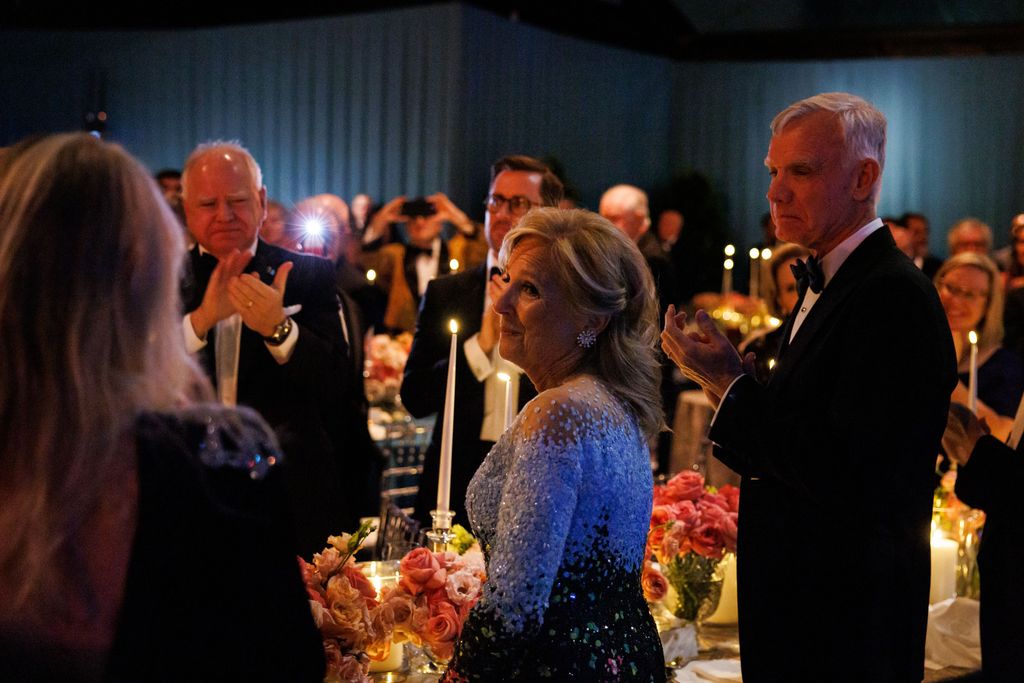 Plano medio de Jill Biden observando a Joe Biden mientras da un discurso