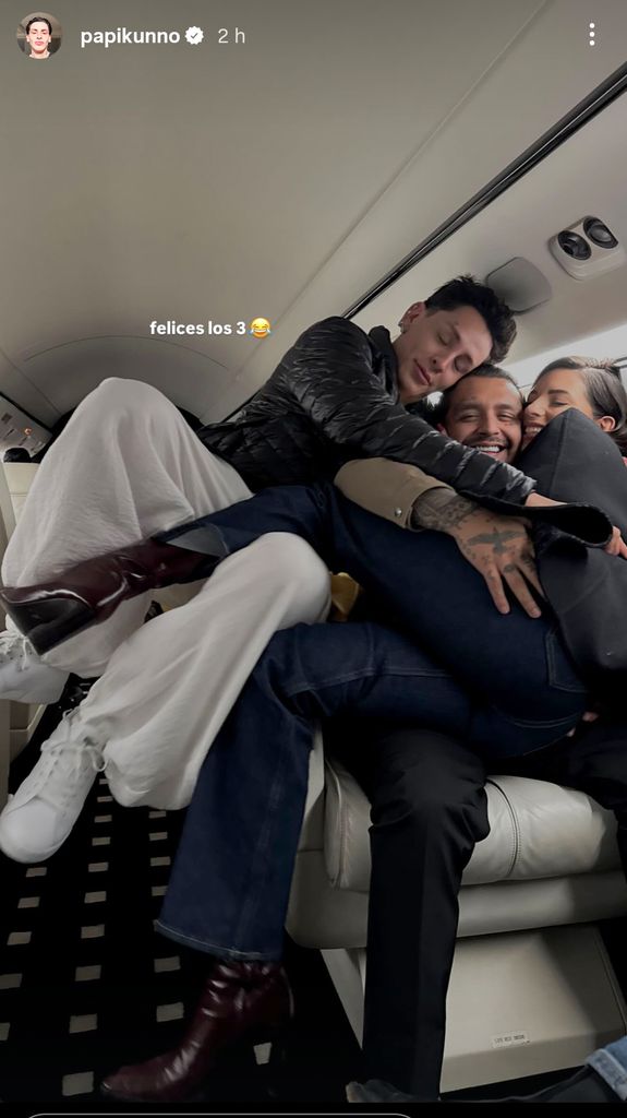 Nodal y Ángela se mostraron felices y ajenos a los rumores sobre su matrimonio.