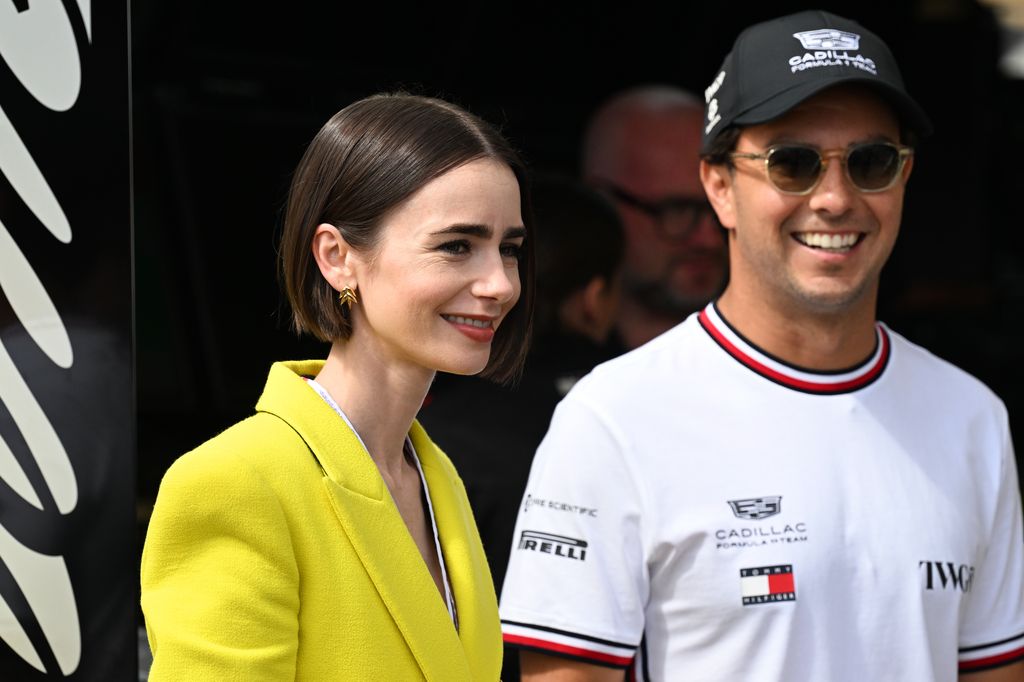 Sergio Perez se dejó ver muy sonriente en cue encuentro con Lily Collins e el paddok.