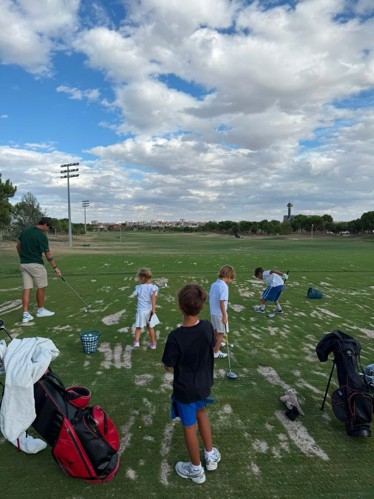 Álvaro, gran amante del golf, junto a sus hijos en el campo de prueba