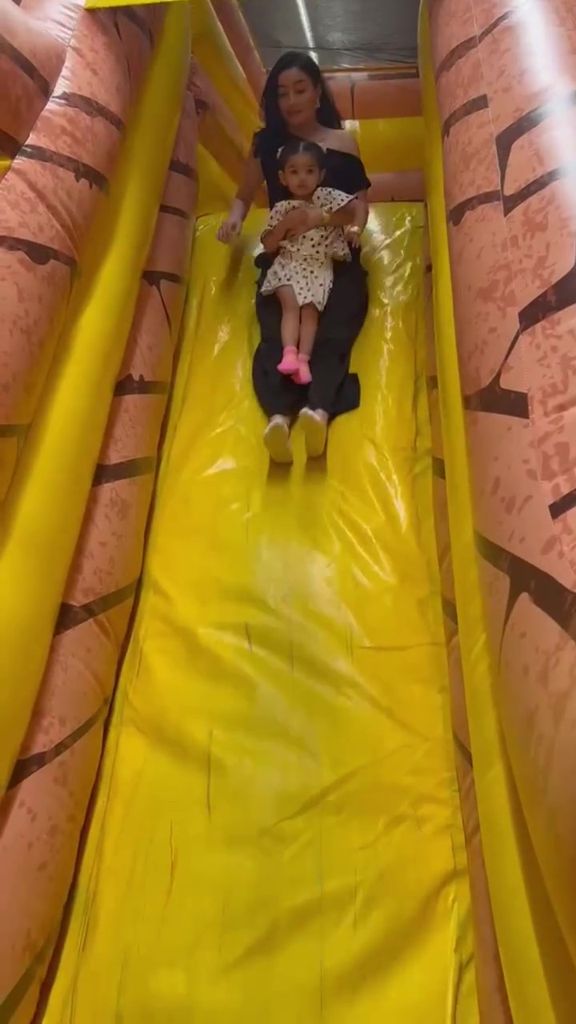 Paola se divirtió mucho en el tobogán con su pequeña Tessa.