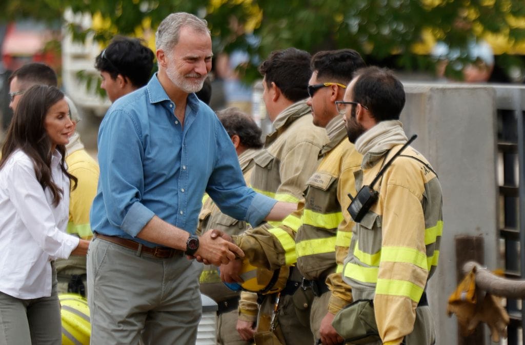 Los reyes Felipe y Letizia saludan a los efectivos que han participado en las labores de extinción de los incendios forestales de Zamora 