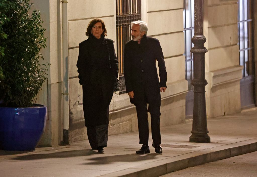 Imanol Arias y su pareja, Nélida Inés Grajales, pasean por las calles de la capital, a 27 de febrero de 2025, en Madrid