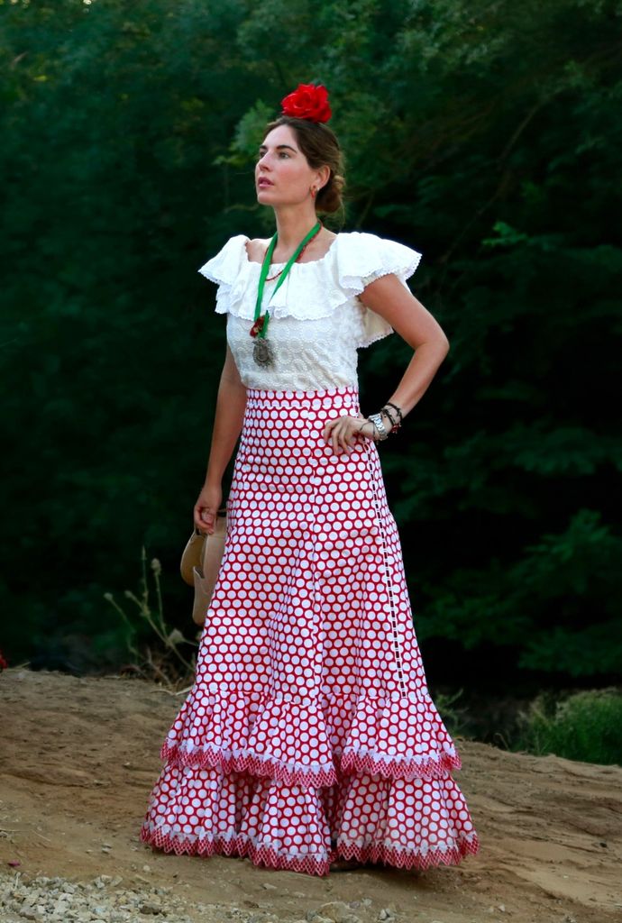 Lourdes Montes con falda rociera de lunares y volantes en la romería de El Rocío.
