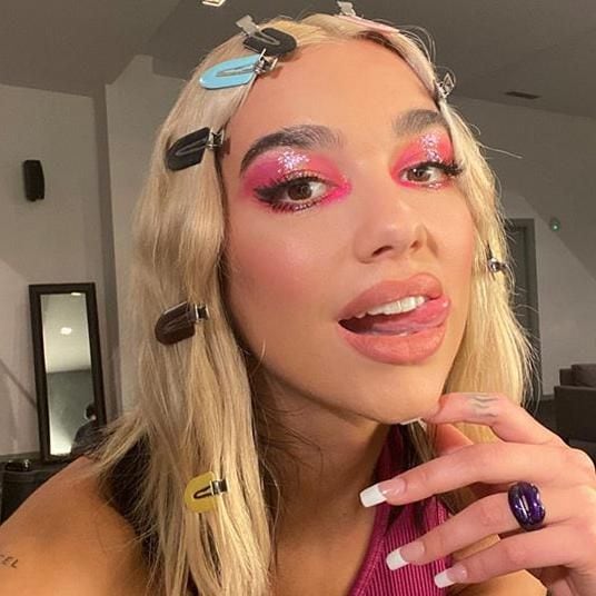 dua lipa muestra que los tonos rosados est n de moda