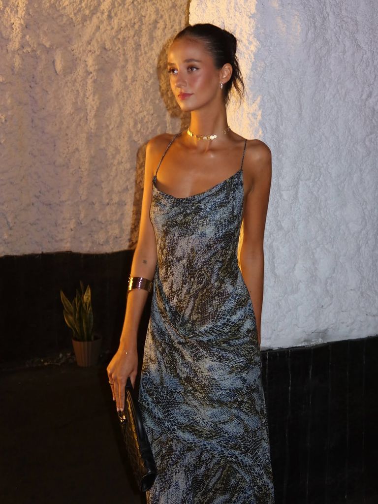 Victoria Federica presume de espalda y bronceado con un vestido de gala vaporoso y animal print en Marbella
