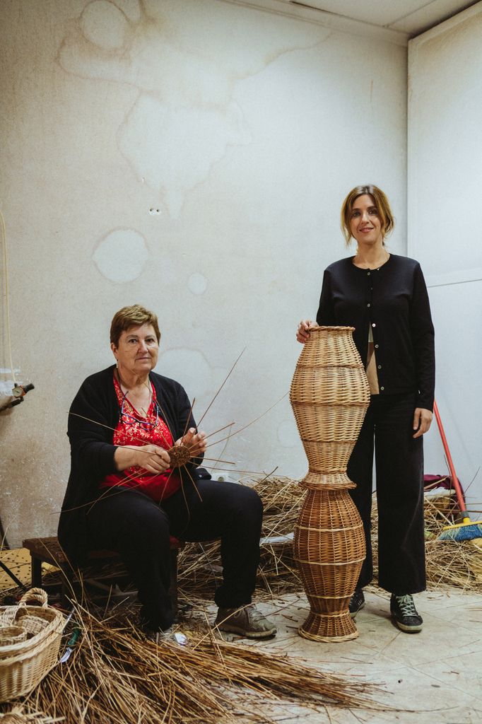 Natalia Ortega, de Worn Studio, junto a la artesana del mimbre Pilar Pérez.