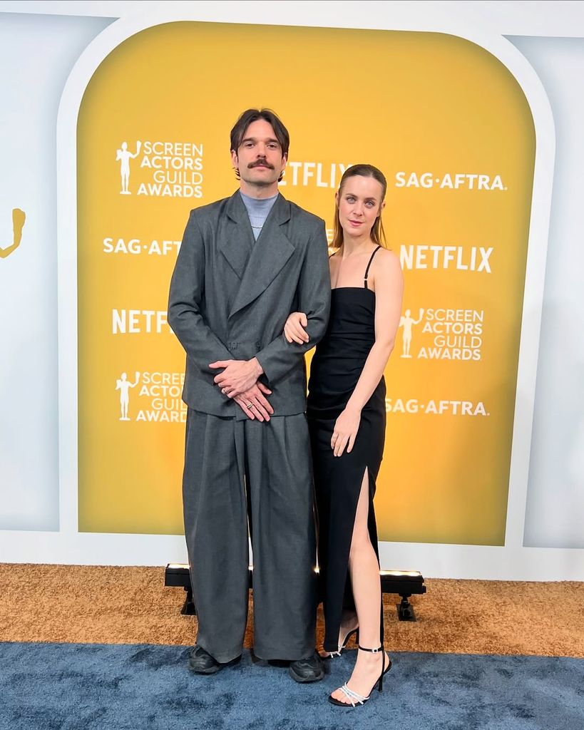Jon Arias y su novia, la actriz Alba Ribas, posando en la alfombra roja de los SAG Awards, celebrados en febrero de 2025