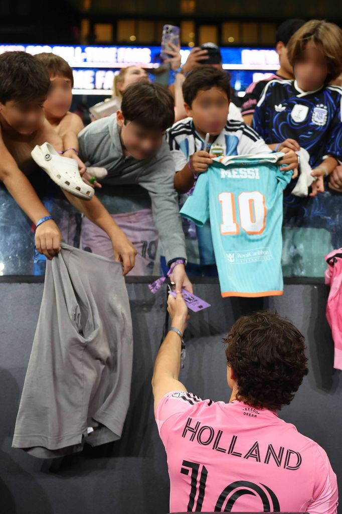 Tom Holland saludó a algunos niños en el Nu Stadium.