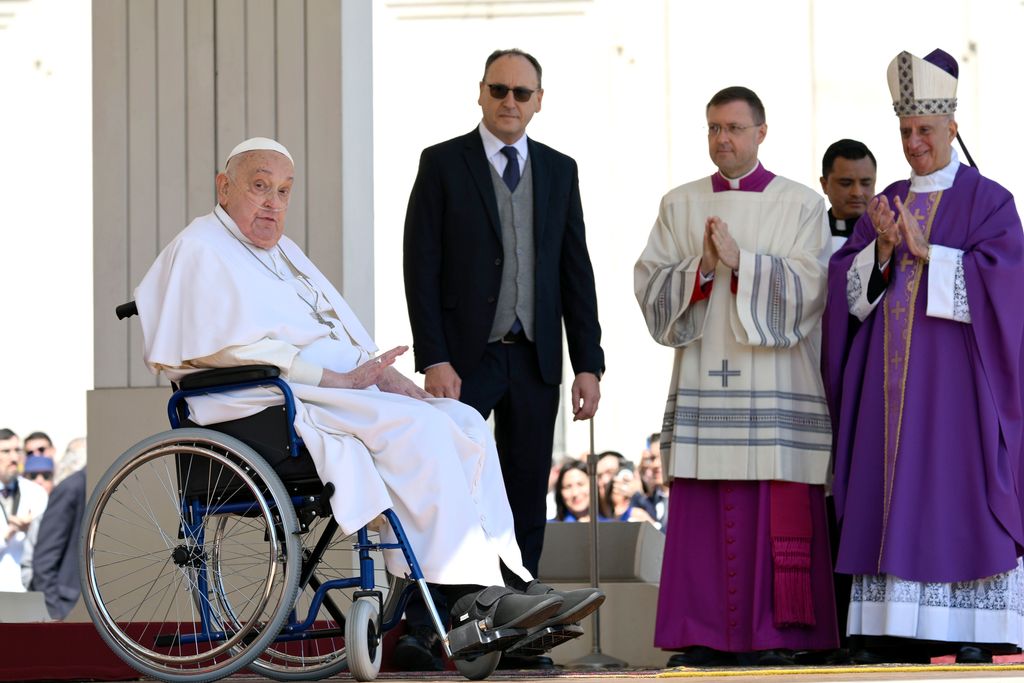 El Papa Francisco hizo una aparición sorpresa en la Plaza de San Pedro