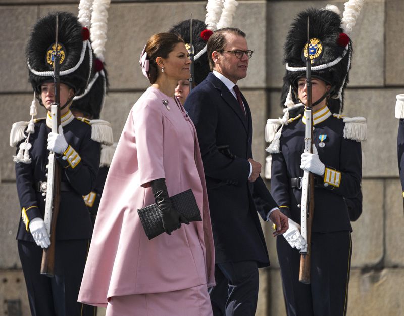 Tres generaciones de 'royals' se visten de rosa: los looks de Silvia, Victoria y Estelle de Suecia
