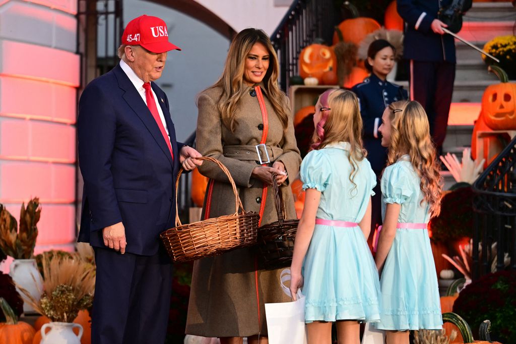 El presidente Donald Trump y su esposa quedaron impresionados con los disfraces de los pequeños que los visitaron.