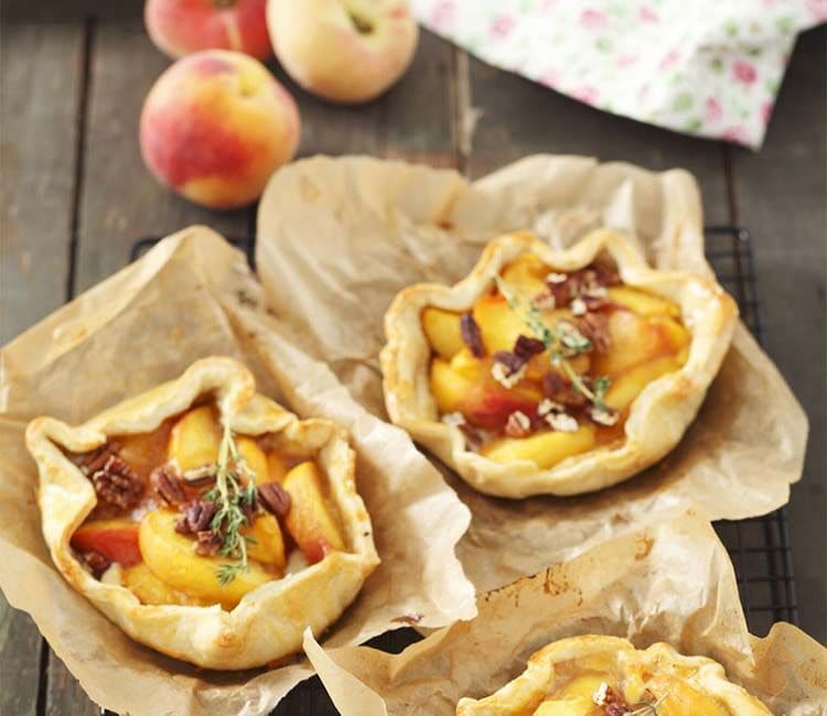 Tartaletas con crema pastelera, melocotón y nueces pecanas
