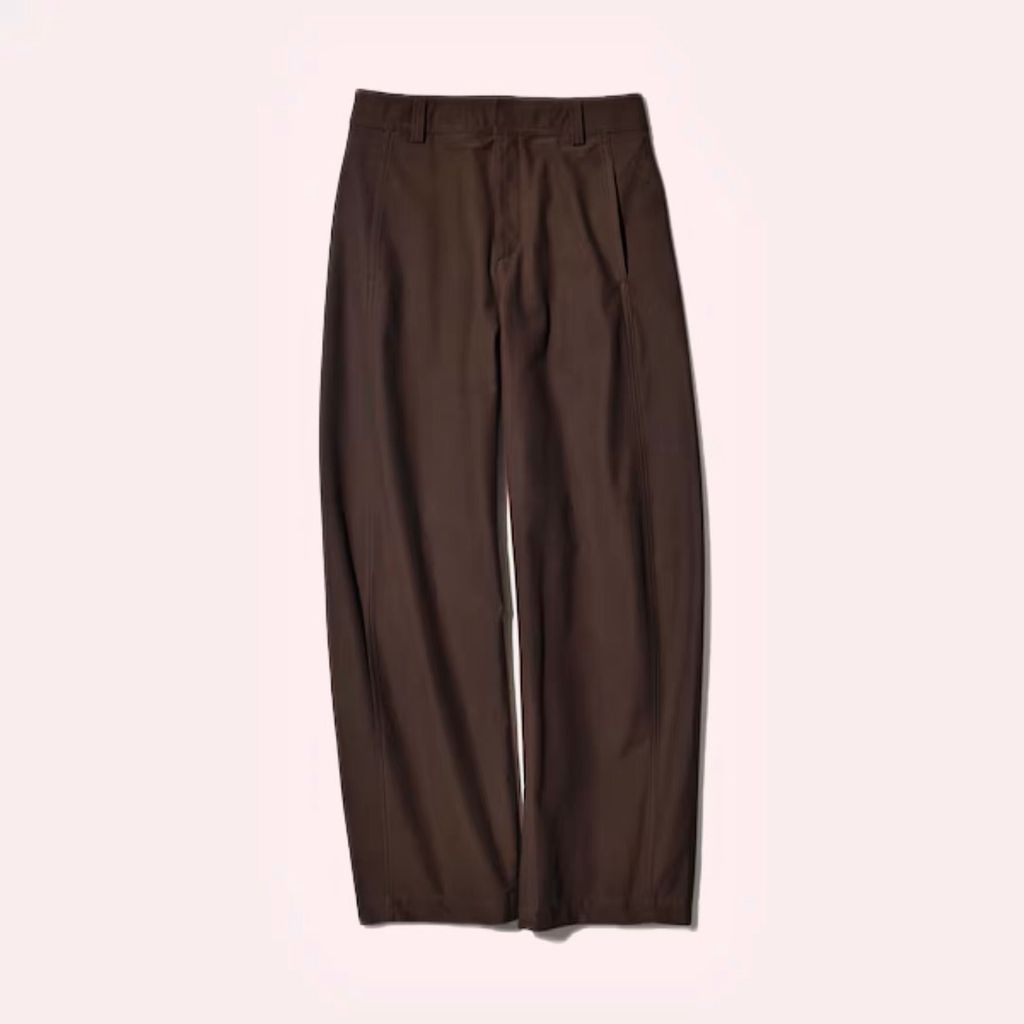 El pantalón 'barrel' de Uniqlo que se ha convertido en el imprescindible de la temporada