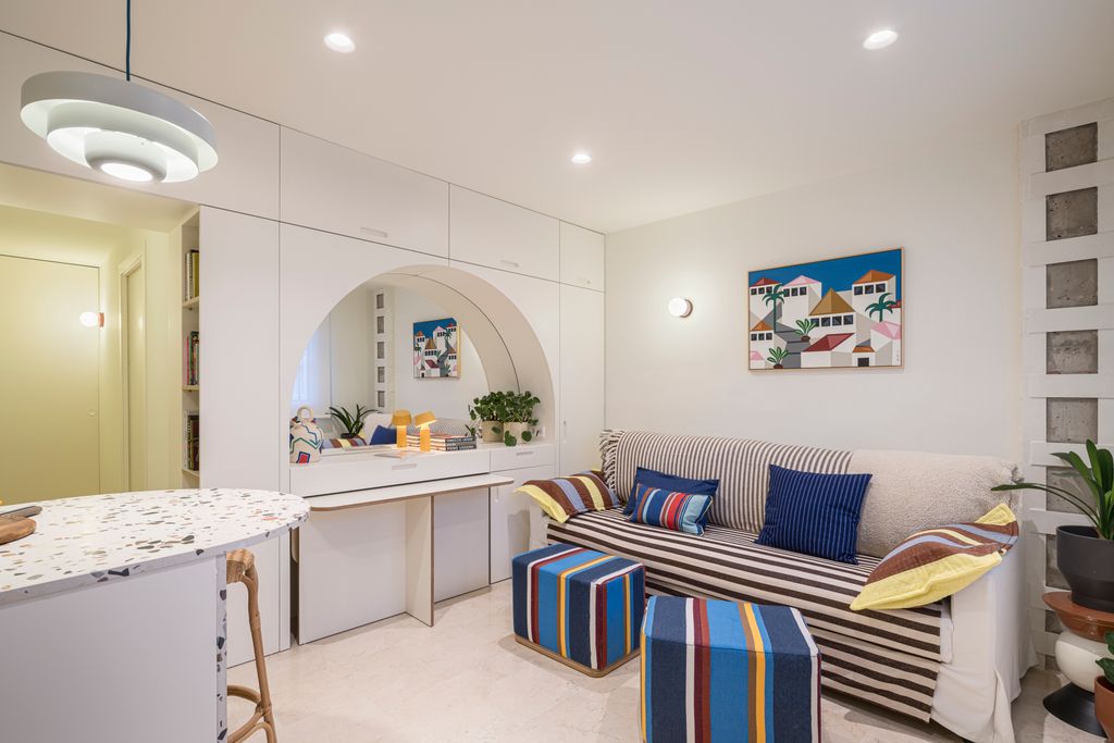 Salón comedor con ventana pasaplatos a cocina 