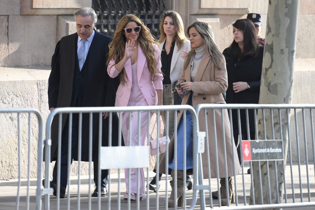 Plano entero de Shakira con su abogado Pau Molins llegando a un juicio de 2023