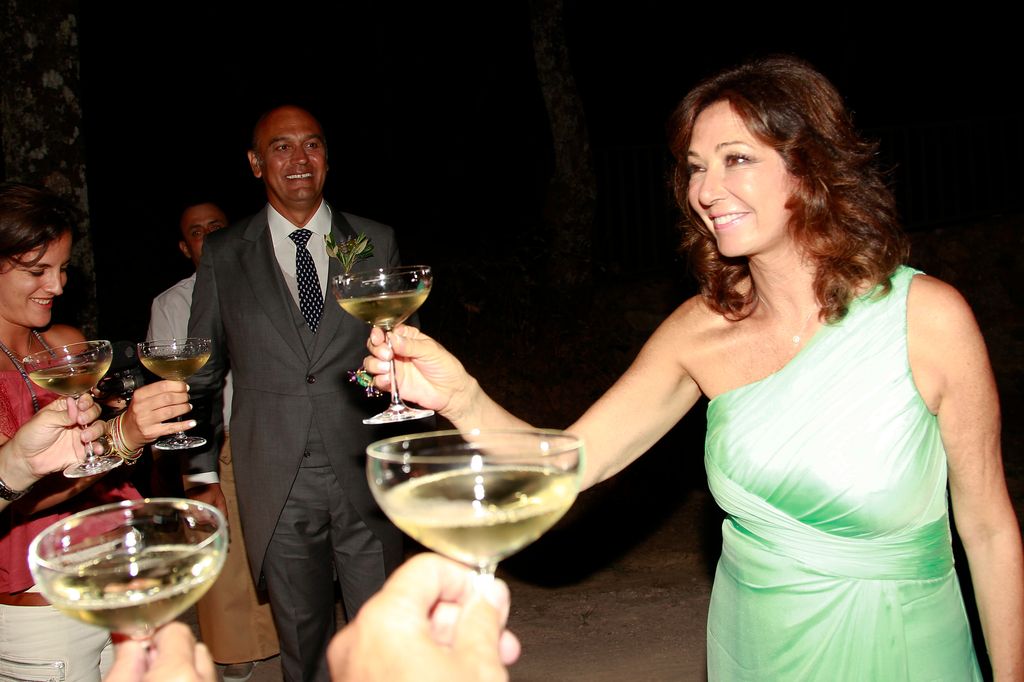 La periodista Ana Rosa Quintana y Juan Muñoz durante la boda de Álvaro Rojo y Ana Villarrubia en Jarandilla de la Vera, Cáceres
