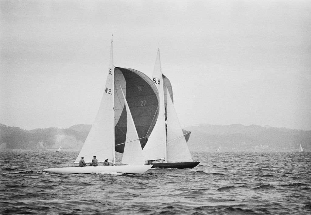El entonces príncipe heredero Harald de Noruega competía a bordo de su embarcación el 21 de octubre de 1964, durante los XVIII Juegos Olímpicos de Verano, frente a la costa de Enoshima, en la bahía de Sagami (Japón)