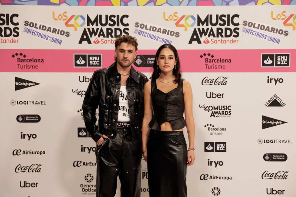 Plano medio de Dani Fernández y Yarea con looks negros de cuero