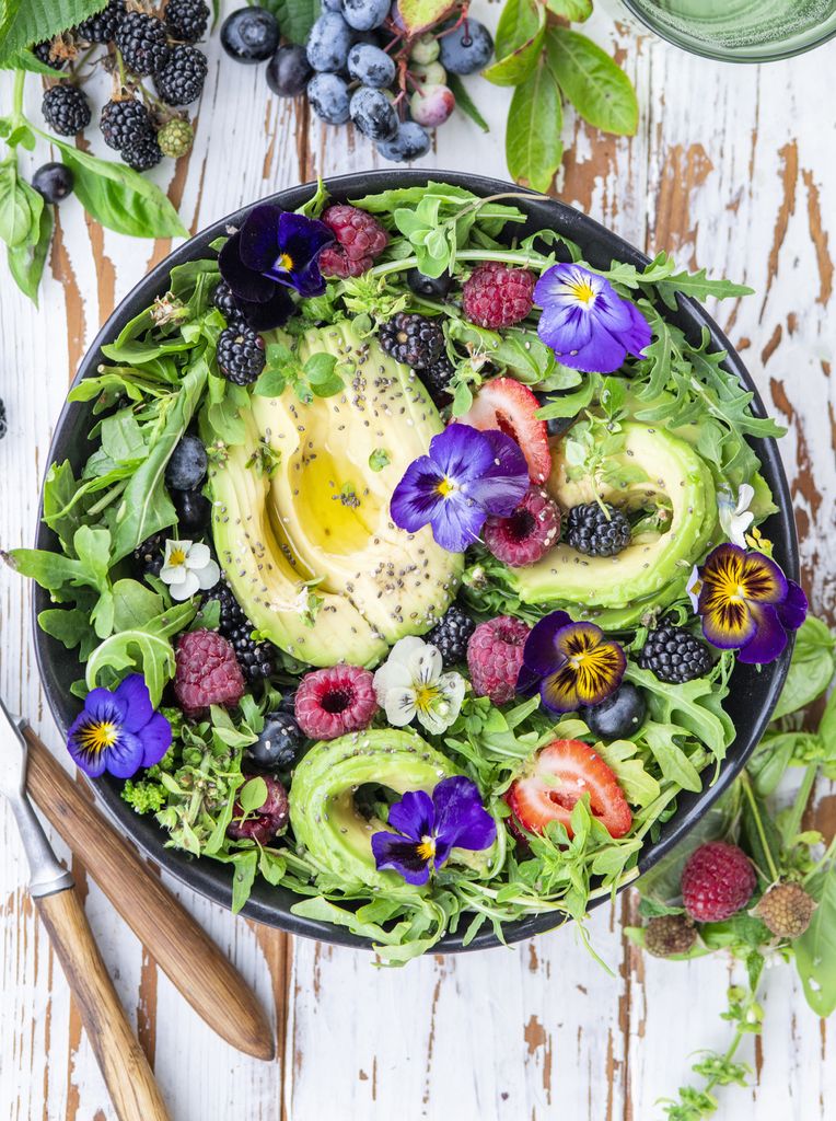 Ensalada de aguacate con frutos del bosque.