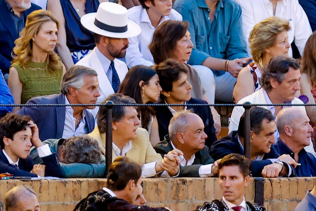 Tana Rivera y Roca Rey viendo la corrida en la Plaza de la Maestranza de Sevilla el 4 de junio de 2026