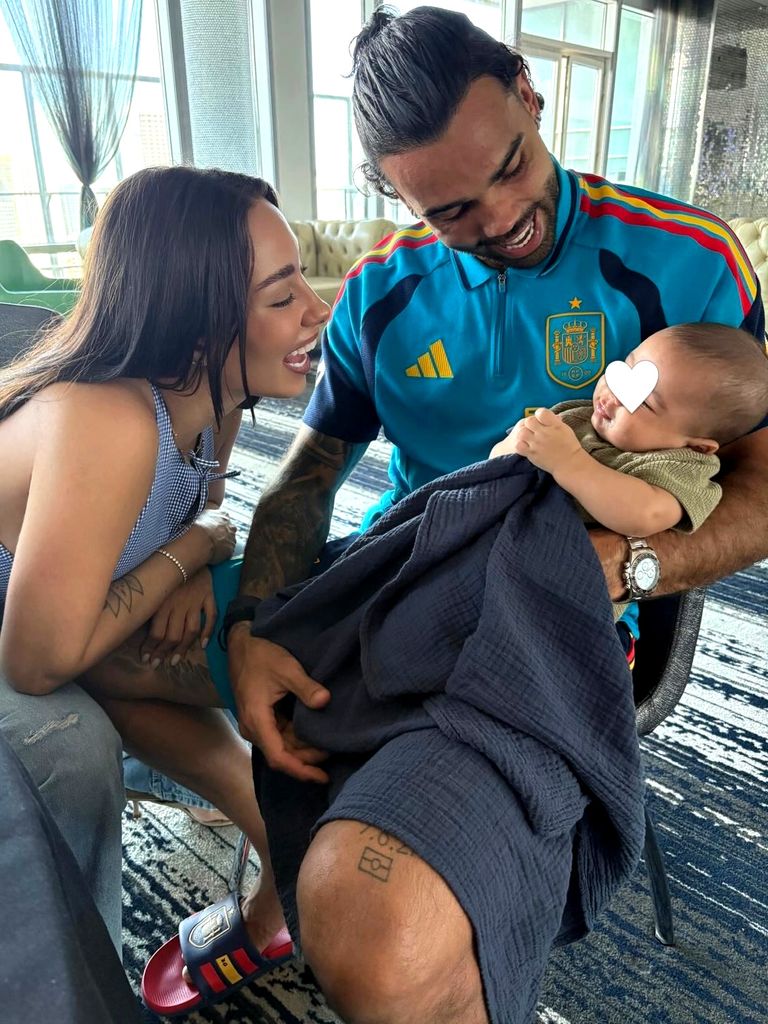 David Raya, con su mujer y su niño