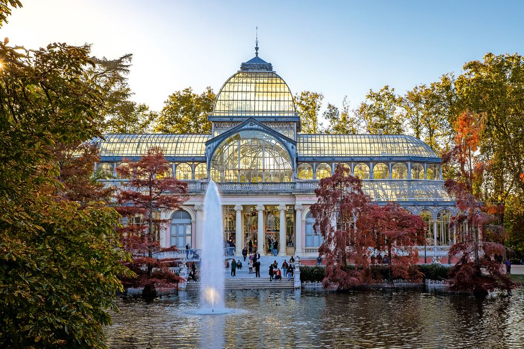 El parque de El Retiro y el Palacio de cristal en otoño, Madrid