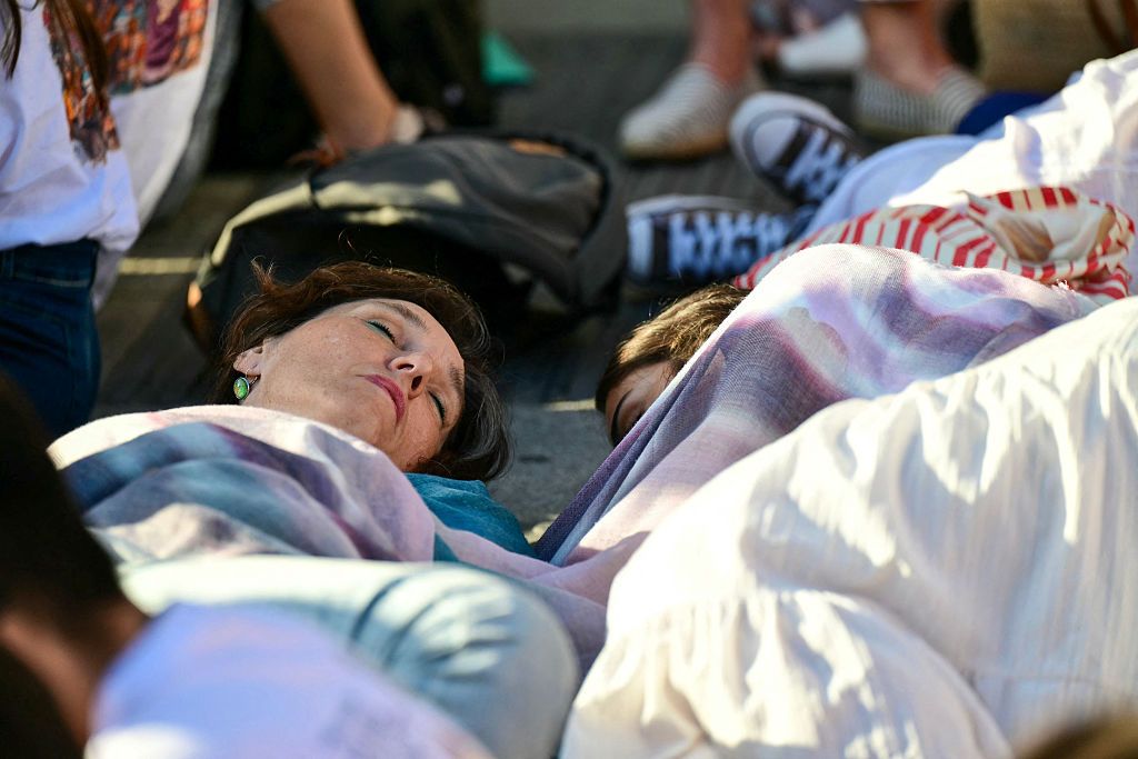 La gente durmiendo en la calle para no perderse la misa de hoy