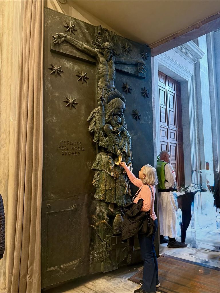 La mamá de Carmen Villalobos estaba feliz con su visita al Vaticano