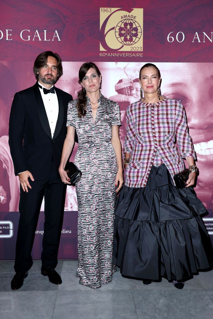 Dimitri Rassam, Carlota Casiraghi y Carole Bouquet en la cena del 60 aniversario de AMADE en 2023