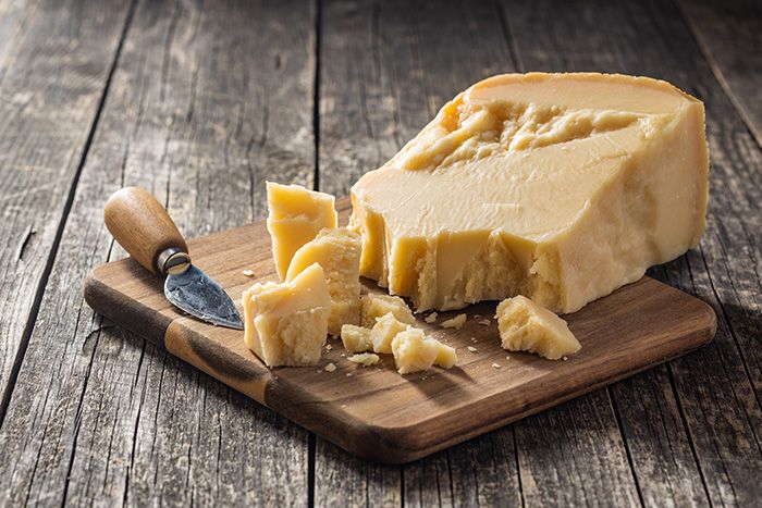 El aperitivo italiano perfecto con queso parmigiano reggiano, mortadela y prosciutto