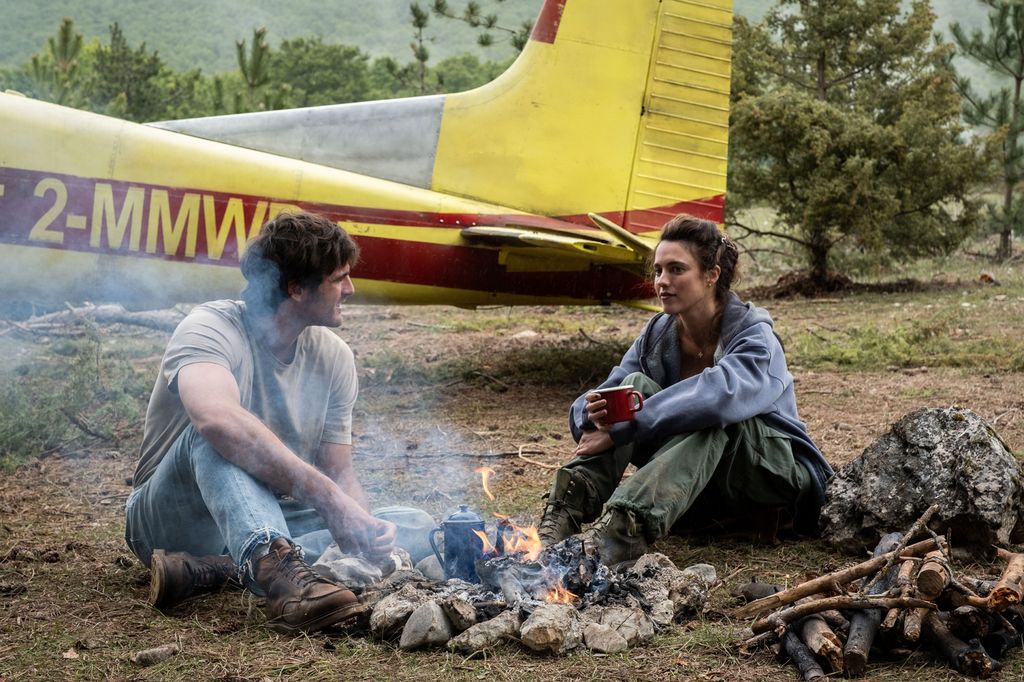 El actor, junto a Margaret Qualley en la película