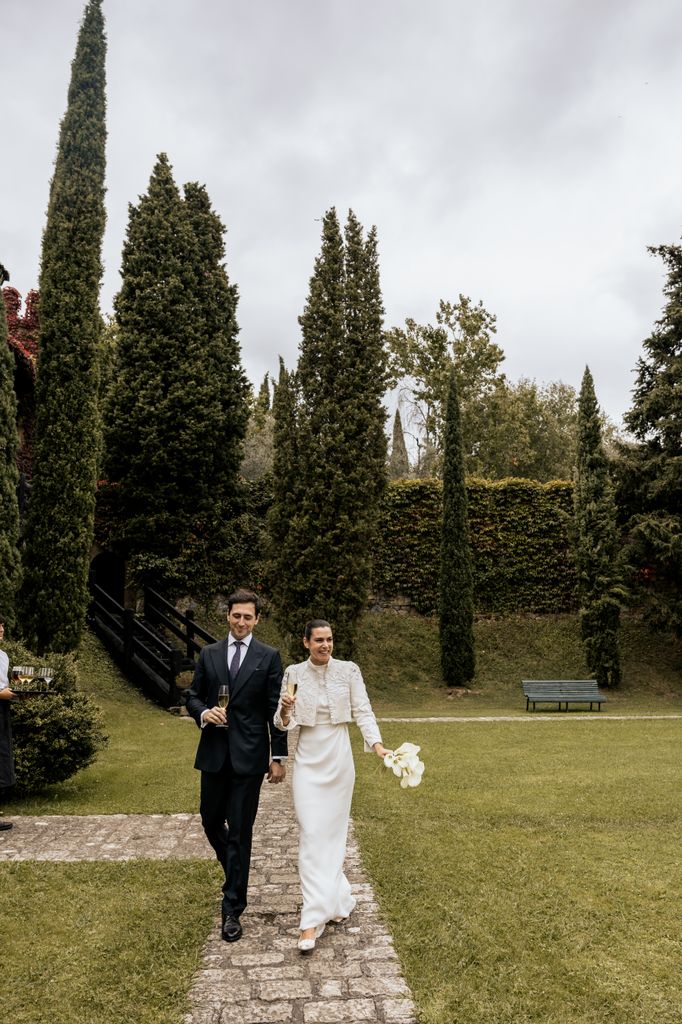Look de novia viral inspirado en Balenciaga con torera bordada
