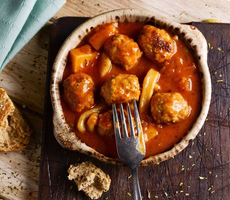 Albóndigas con sepia en salsa de tomate