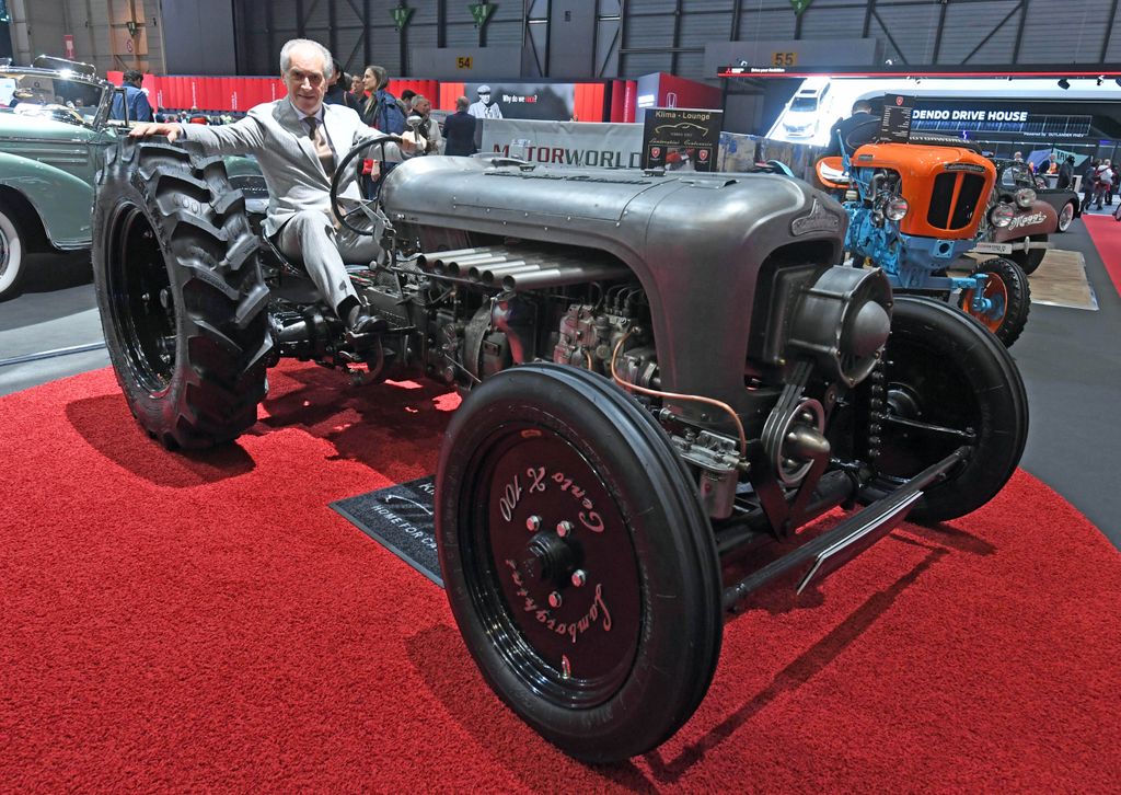 Fabio Lamborghini, sobrino del fundador Ferruccio Lamborghini, posa en el Salón del Automóvil de Ginebra junto a un exclusivo tractor Centenario