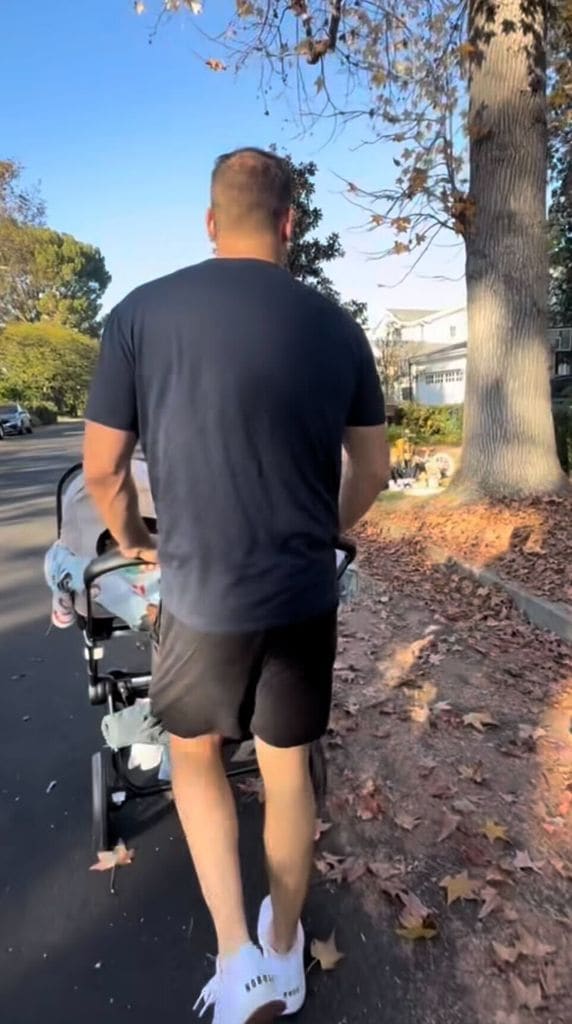 La actriz y su esposo salieron a dar un paseo por el barrio, en compañía de las niñas.