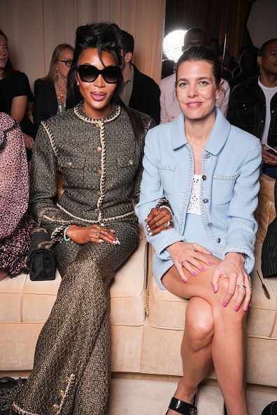 Naomi Campbell y Carlota Casiraghi en el desfile Alta Costura de Chanel 2025.
