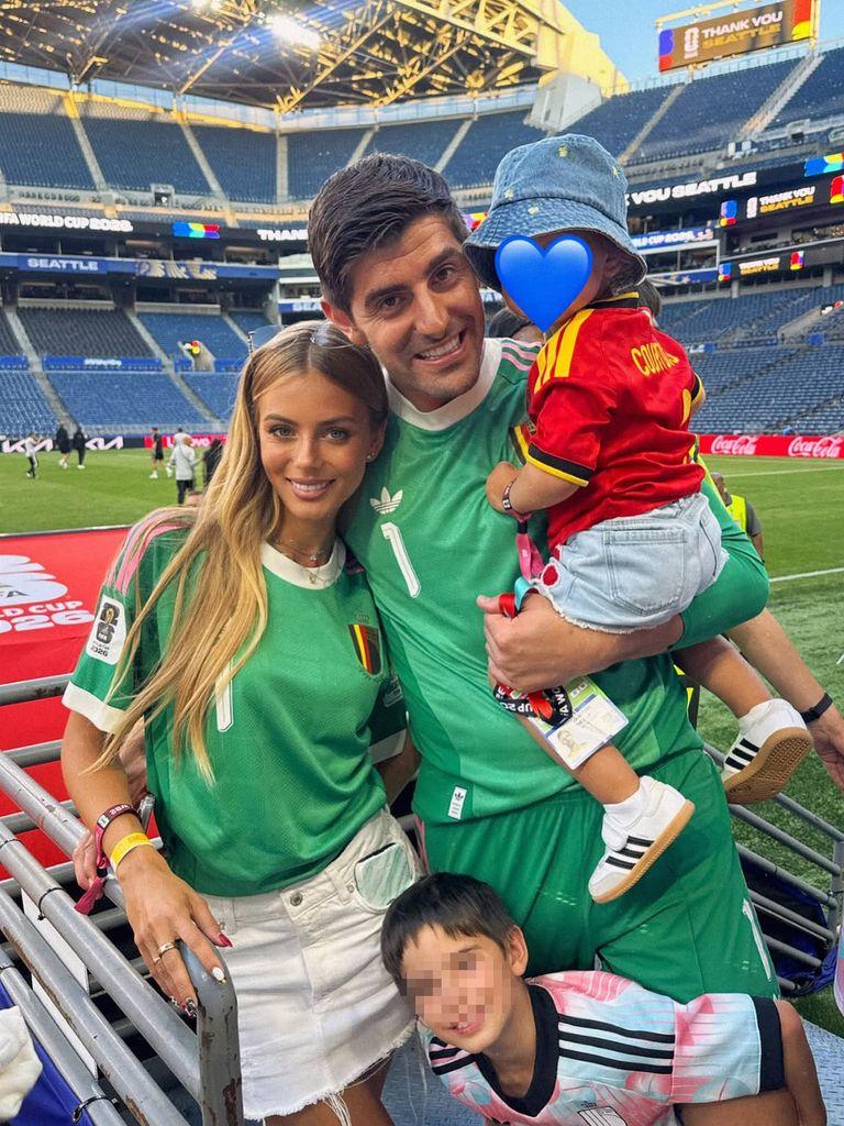 Thibaut Courtois y Mishel Gerzig con sus hijos durante el Mundial 2026