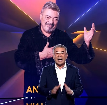 El presentador comunica el abandono de Canales